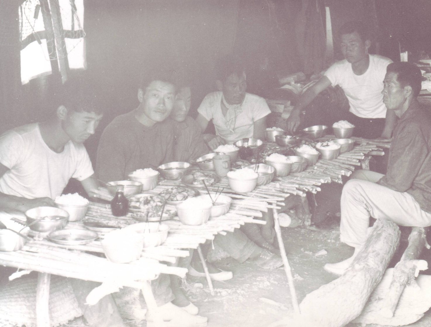 천막 안에서 점심을 먹는 사람들